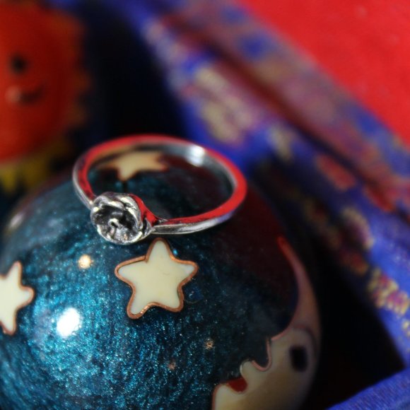 Whimsical Miniature Buttercup Flower Ring size 5 - Picture 4 of 5